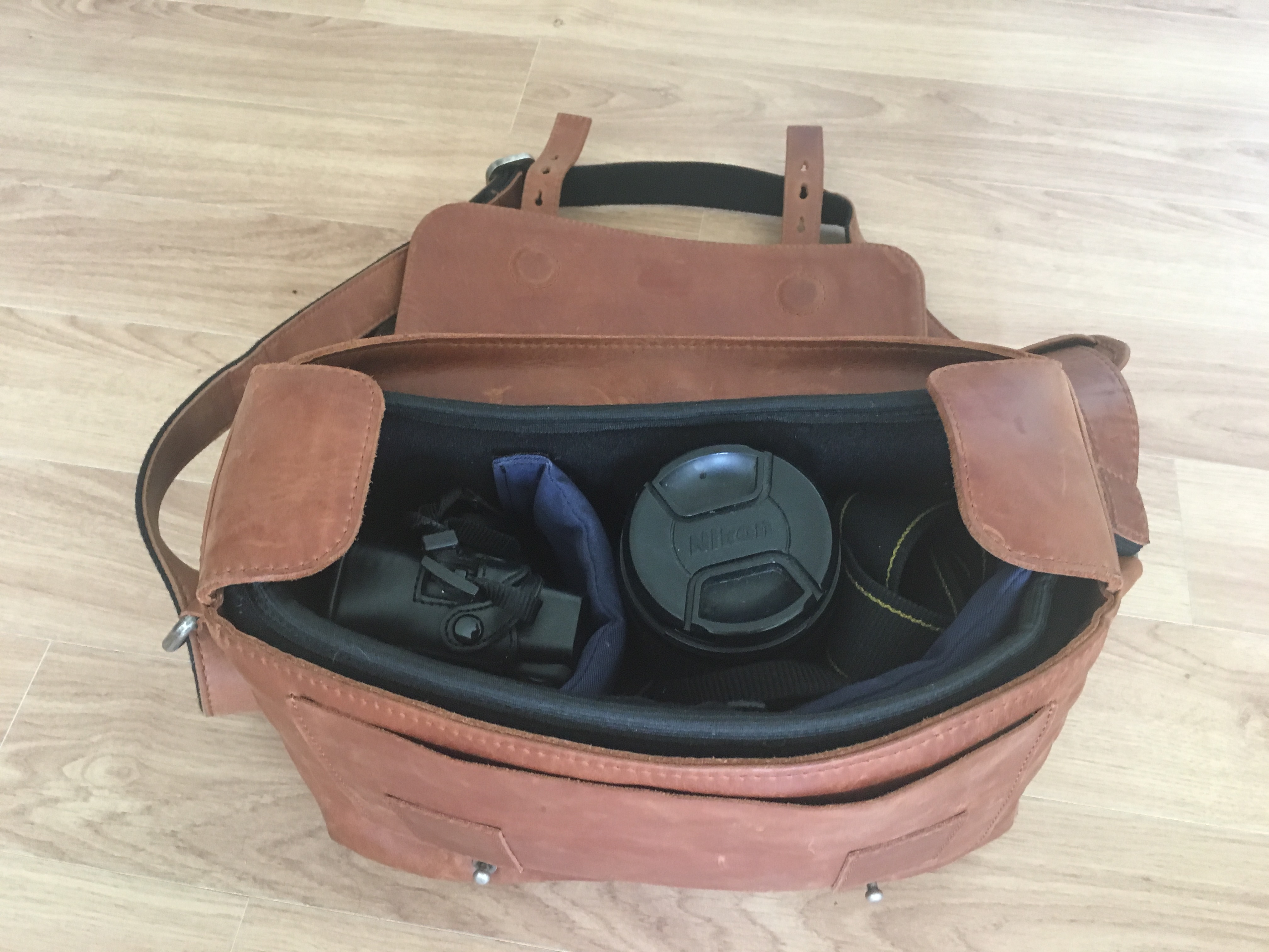 Inner compartments of the Pompidoo Tokyo bag